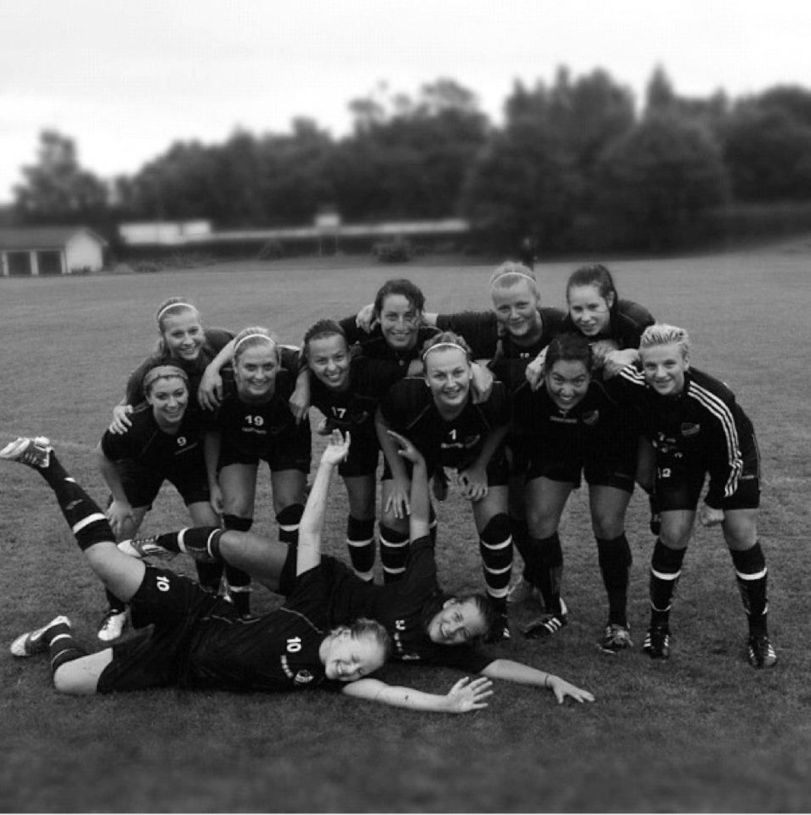 Jamie (third from the left) and teammates huddled together on the soccer field in Sweden.